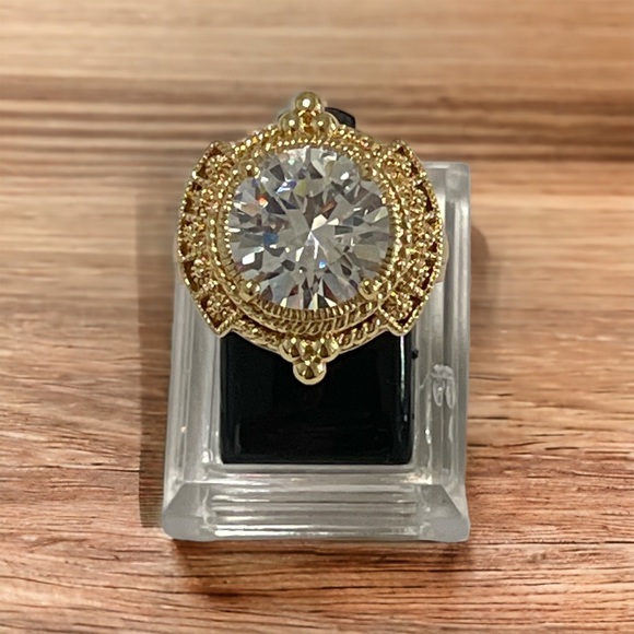 Beautiful Ring - Picture 2 of 10